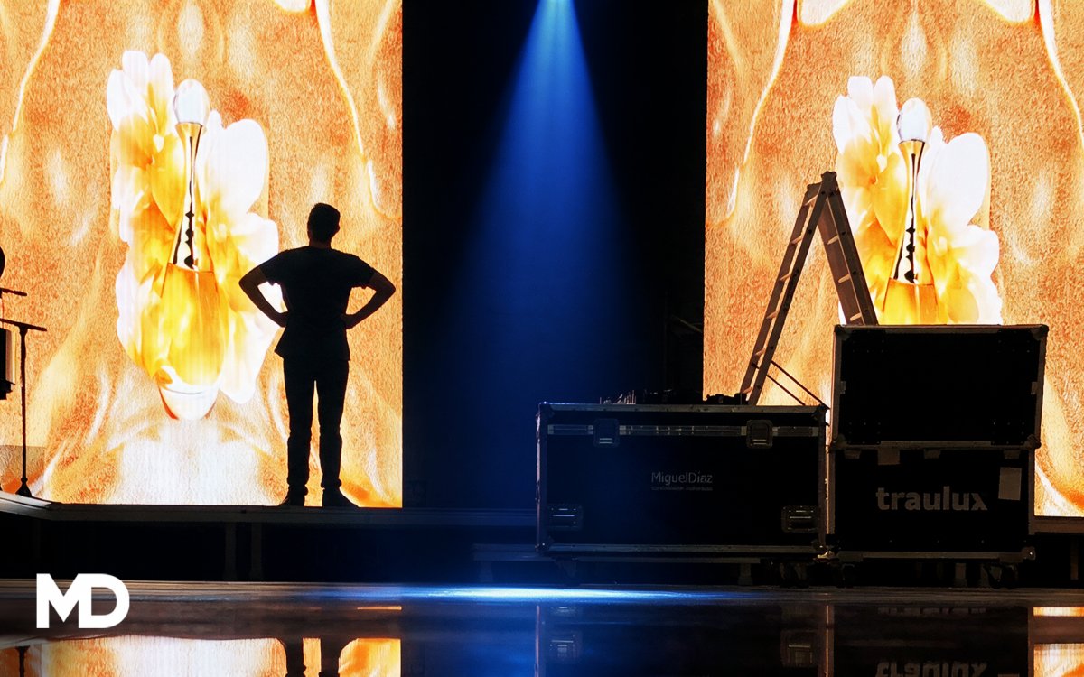 Pantalles LED verticals i còncaves de MD per a l'art audiovisual de L'Or de J'adore
